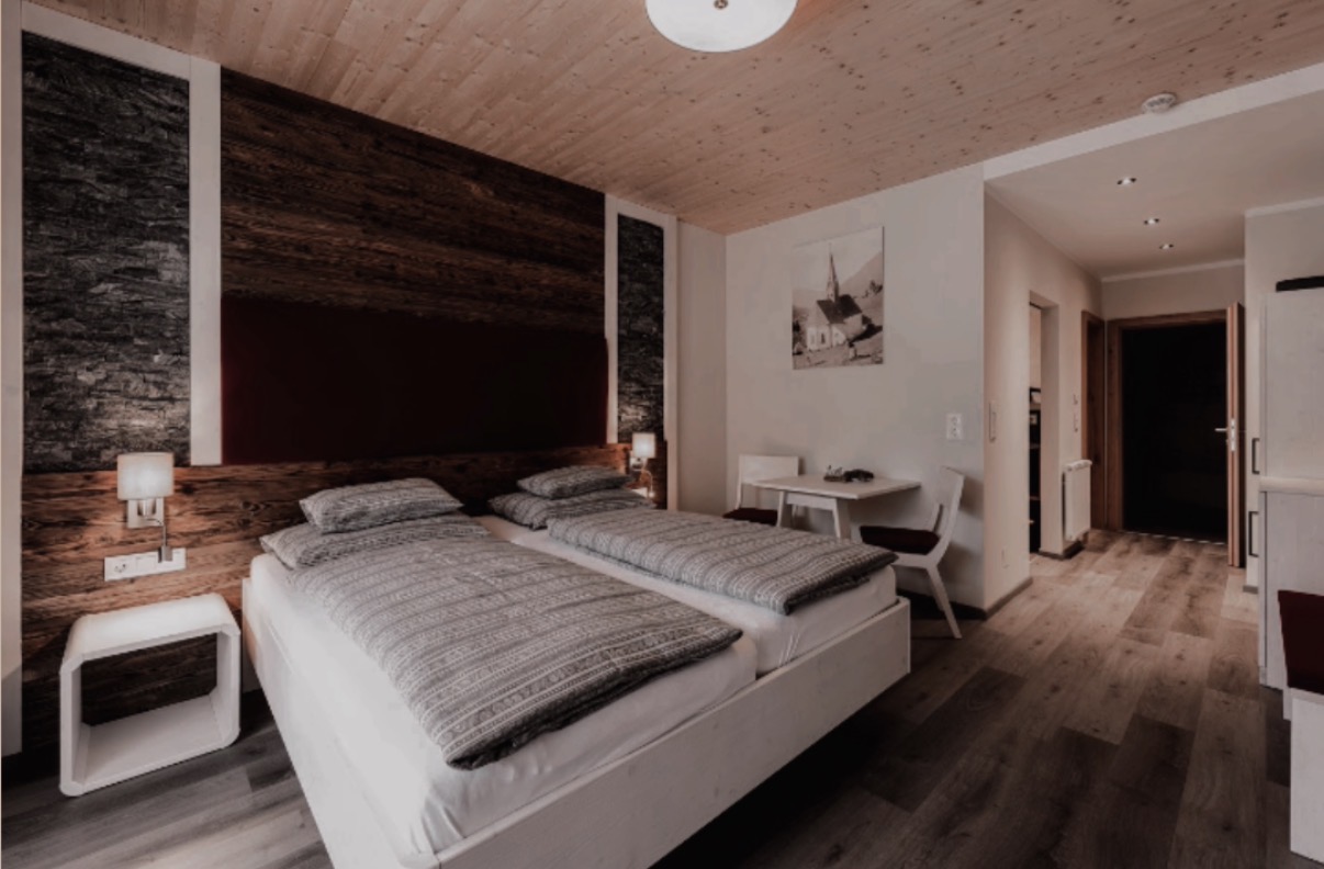 Stein, Holz, Naturstoffe… verbunden in Gemütlichkeit.